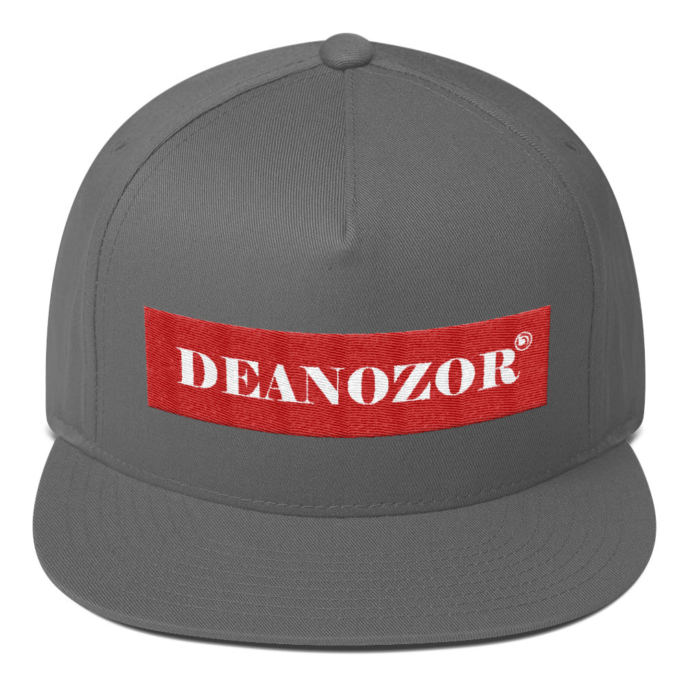 Casquette Deanozor visière plate | Nom Blanc sur fond rouge brodé - Deanozor
